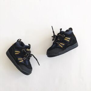 Oshkosh black leather lace up shoes EUC size 3